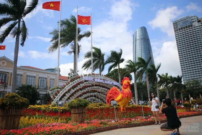 Sông Hàn Đà Nẵng 'khoác áo' hoa đón Tết 11 Sông Hàn Đà Nẵng 'khoác áo' hoa đón Tết image-1731931842085
