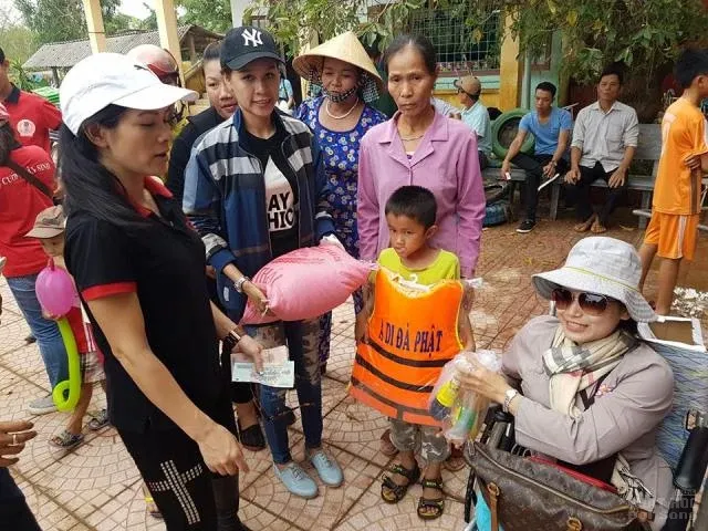 Tặng 430 áo phao cho người dân vùng lũ image-1732291643707