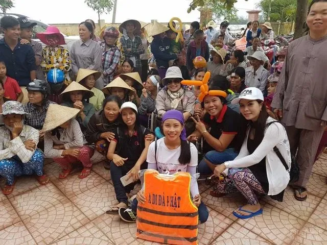 Tặng 430 áo phao cho người dân vùng lũ image-1732291645706