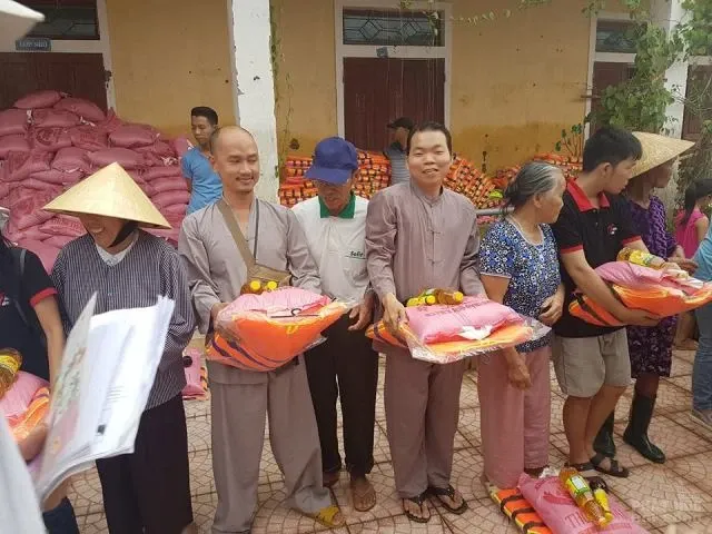 Tặng 430 áo phao cho người dân vùng lũ image-1732291646512