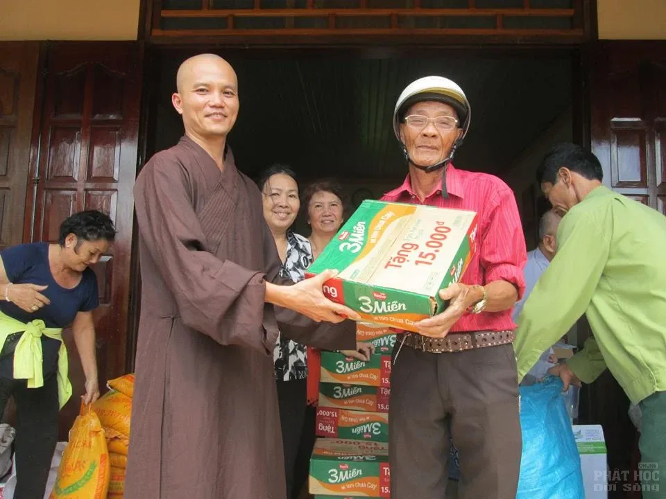 Tặng giếng khoan tình thương, phát quà từ thiện tại Đăk Wer image-1731921254927