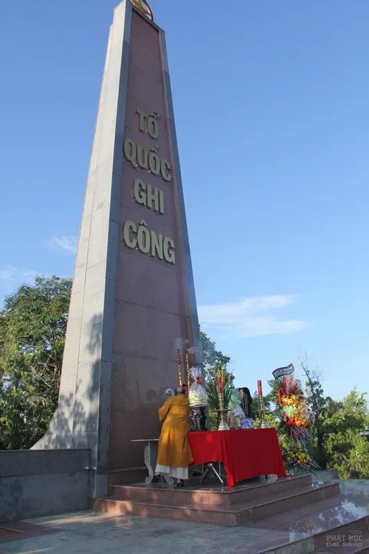 Tăng Ni, Phật tử huyện Định Quán viếng nghĩa trang liệt sĩ nhân mùa Phật đản 3 Tăng Ni, Phật tử huyện Định Quán viếng nghĩa trang liệt sĩ nhân mùa Phật đản image-1732288282351