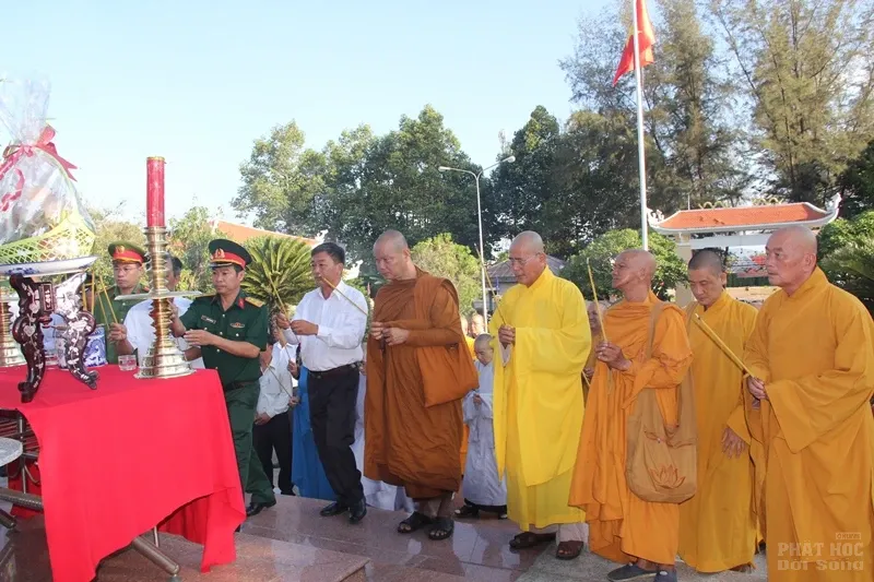 Tăng Ni, Phật tử huyện Định Quán viếng nghĩa trang liệt sĩ nhân mùa Phật đản 4 Tăng Ni, Phật tử huyện Định Quán viếng nghĩa trang liệt sĩ nhân mùa Phật đản image-1732288283179