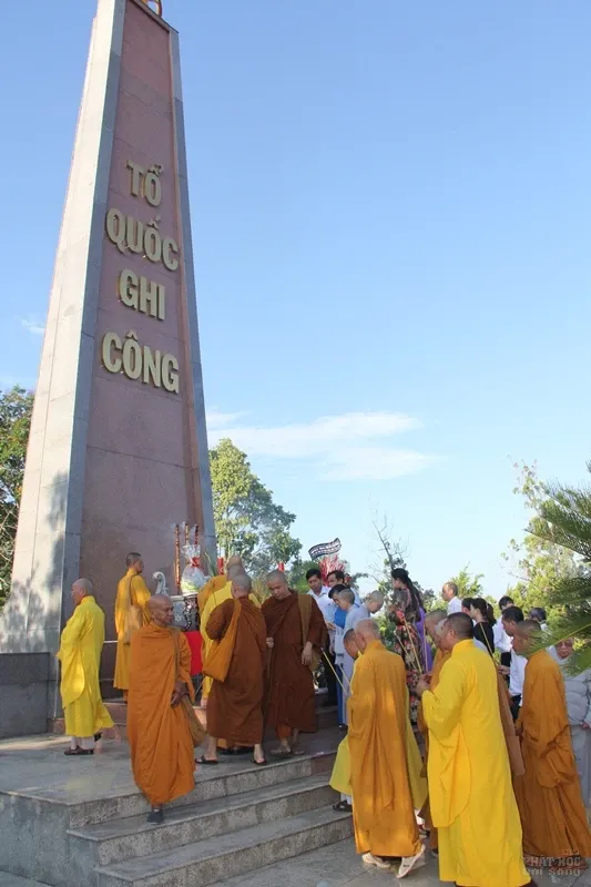 Tăng Ni, Phật tử huyện Định Quán viếng nghĩa trang liệt sĩ nhân mùa Phật đản 5 Tăng Ni, Phật tử huyện Định Quán viếng nghĩa trang liệt sĩ nhân mùa Phật đản image-1732288284150