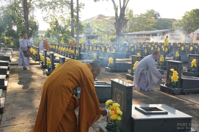Tăng Ni, Phật tử huyện Định Quán viếng nghĩa trang liệt sĩ nhân mùa Phật đản 8 Tăng Ni, Phật tử huyện Định Quán viếng nghĩa trang liệt sĩ nhân mùa Phật đản image-1732288287029