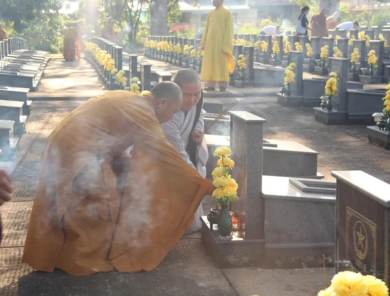 Tăng Ni, Phật tử huyện Định Quán viếng nghĩa trang liệt sĩ nhân mùa Phật đản 9 Tăng Ni, Phật tử huyện Định Quán viếng nghĩa trang liệt sĩ nhân mùa Phật đản image-1732288288149