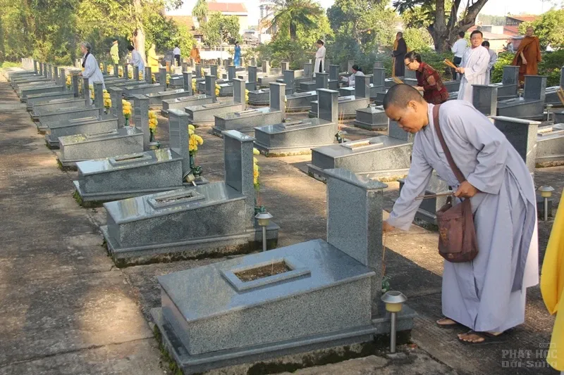 Tăng Ni, Phật tử huyện Định Quán viếng nghĩa trang liệt sĩ nhân mùa Phật đản 10 Tăng Ni, Phật tử huyện Định Quán viếng nghĩa trang liệt sĩ nhân mùa Phật đản image-1732288289316
