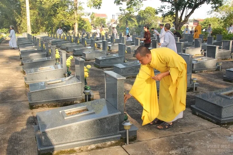 Tăng Ni, Phật tử huyện Định Quán viếng nghĩa trang liệt sĩ nhân mùa Phật đản 11 Tăng Ni, Phật tử huyện Định Quán viếng nghĩa trang liệt sĩ nhân mùa Phật đản image-1732288290455
