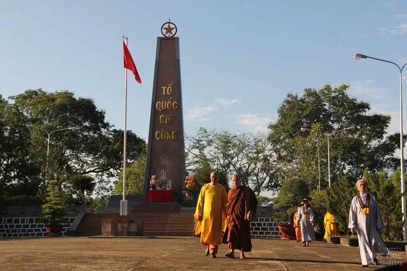 Tăng Ni, Phật tử huyện Định Quán viếng nghĩa trang liệt sĩ nhân mùa Phật đản 13 Tăng Ni, Phật tử huyện Định Quán viếng nghĩa trang liệt sĩ nhân mùa Phật đản image-1732288292468