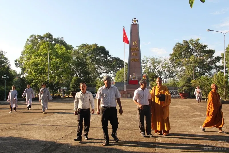 Tăng Ni, Phật tử huyện Định Quán viếng nghĩa trang liệt sĩ nhân mùa Phật đản image-1732288293411