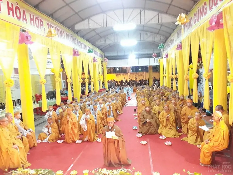 Tăng Ni sinh trường TCPH Sóc Trăng thắp nến tưởng niệm cố HT Thích Thiện Sanh image-1731939860116