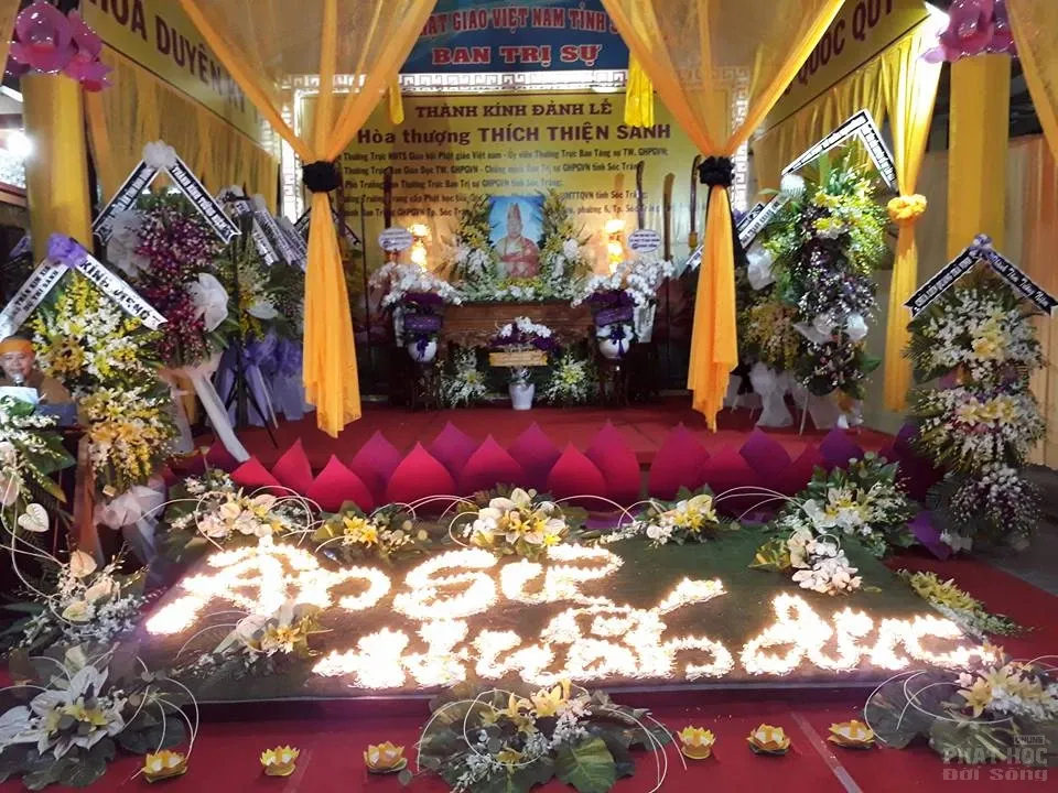 Tăng Ni sinh trường TCPH Sóc Trăng thắp nến tưởng niệm cố HT Thích Thiện Sanh image-1731939861079