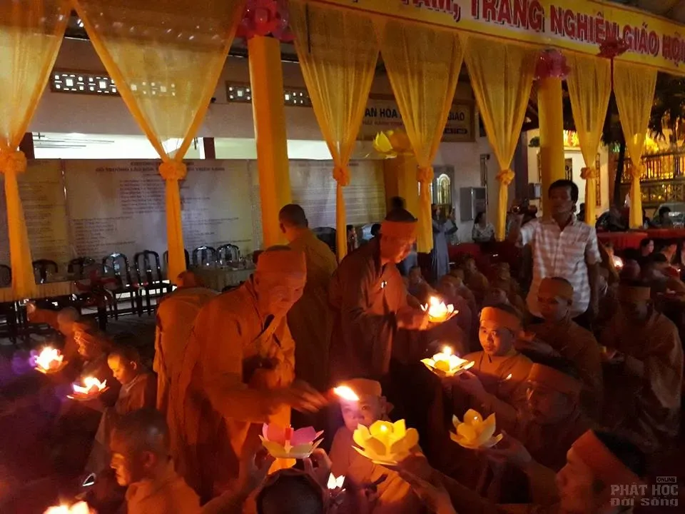 Tăng Ni sinh trường TCPH Sóc Trăng thắp nến tưởng niệm cố HT Thích Thiện Sanh image-1731939862188