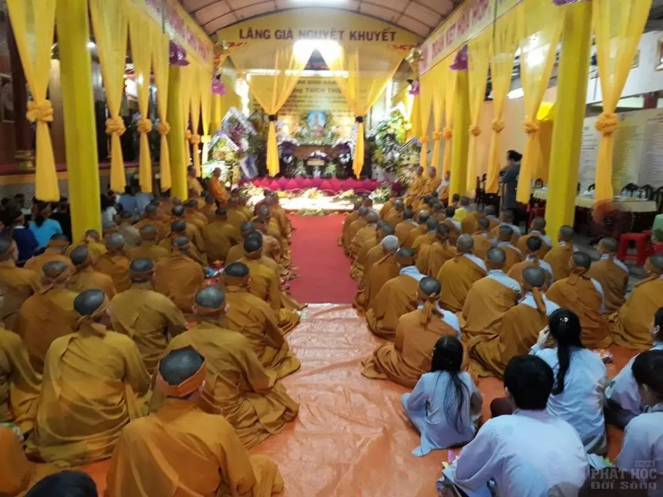 Tăng Ni sinh trường TCPH Sóc Trăng thắp nến tưởng niệm cố HT Thích Thiện Sanh 1 Tăng Ni sinh trường TCPH Sóc Trăng thắp nến tưởng niệm cố HT Thích Thiện Sanh image-1731939863123