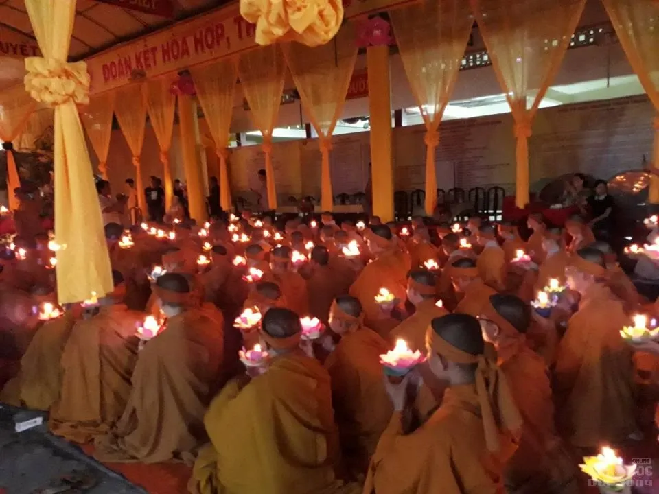 Tăng Ni sinh trường TCPH Sóc Trăng thắp nến tưởng niệm cố HT Thích Thiện Sanh image-1731939864017