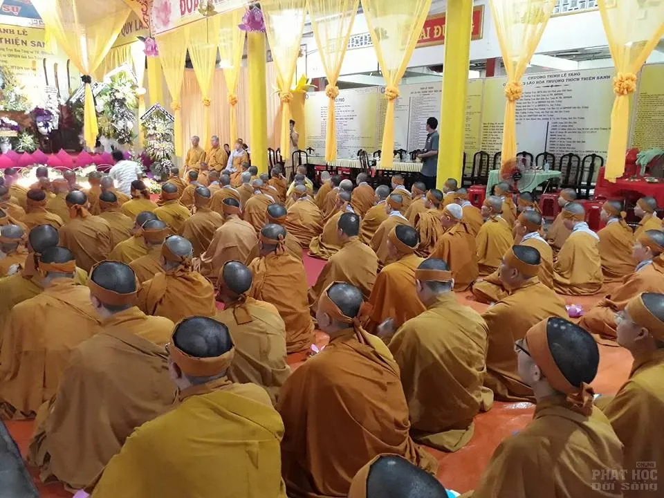 Tăng Ni sinh trường TCPH Sóc Trăng thắp nến tưởng niệm cố HT Thích Thiện Sanh image-1731939865993