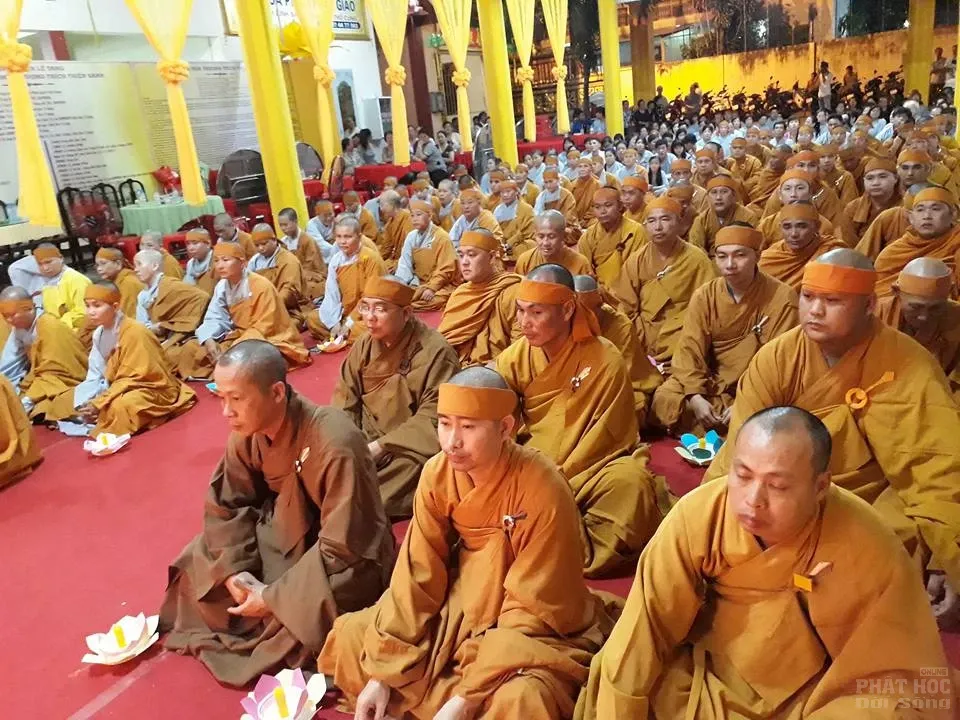 Tăng Ni sinh trường TCPH Sóc Trăng thắp nến tưởng niệm cố HT Thích Thiện Sanh image-1731939866912