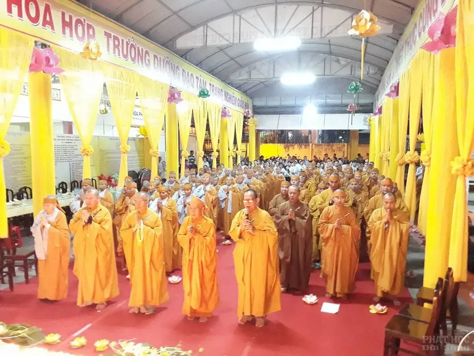 Tăng Ni sinh trường TCPH Sóc Trăng thắp nến tưởng niệm cố HT Thích Thiện Sanh image-1731939867841