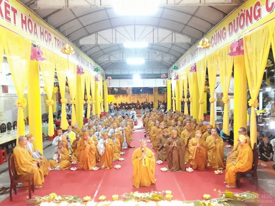 Tăng Ni sinh trường TCPH Sóc Trăng thắp nến tưởng niệm cố HT Thích Thiện Sanh image-1731939868859