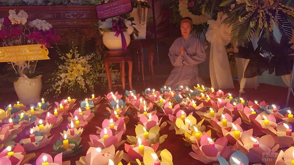 Tăng Ni sinh trường TCPH Sóc Trăng thắp nến tưởng niệm cố HT Thích Thiện Sanh image-1731939869842