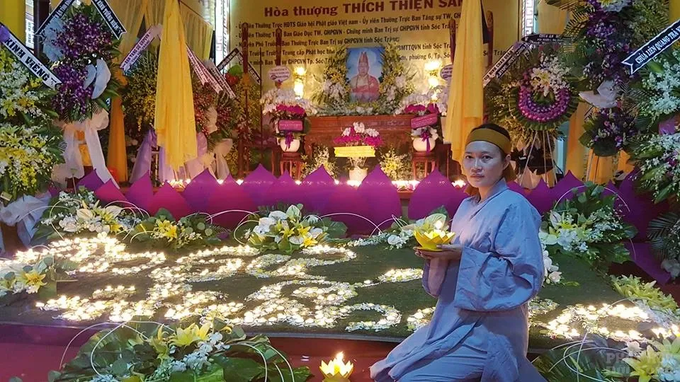 Tăng Ni sinh trường TCPH Sóc Trăng thắp nến tưởng niệm cố HT Thích Thiện Sanh image-1731939870796