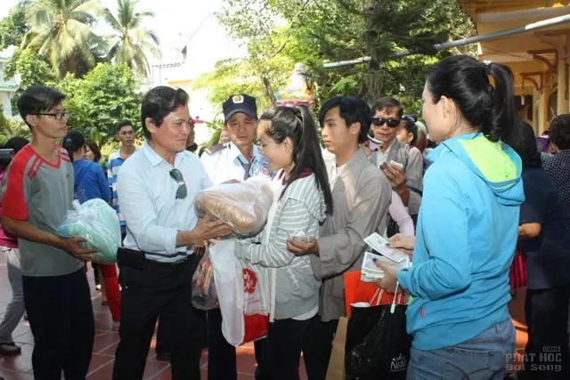 Tặng quà Tết Bính Thân cho hơn 800 người mù image-1731725972867