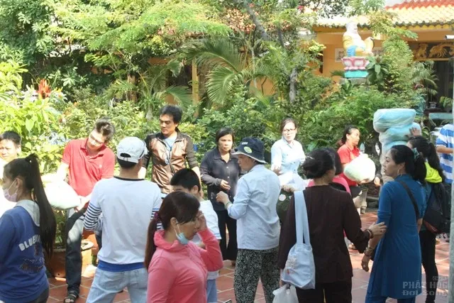 Tặng quà Tết Bính Thân cho hơn 800 người mù image-1731725974125