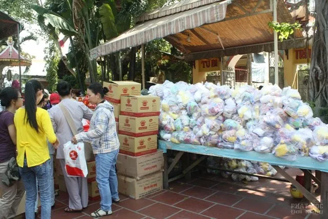 Tặng quà Tết Bính Thân cho hơn 800 người mù image-1731725974710