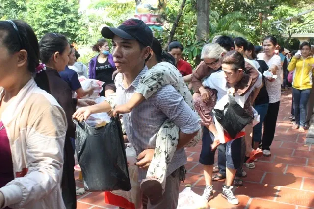 Tặng quà Tết Bính Thân cho hơn 800 người mù image-1731725975388