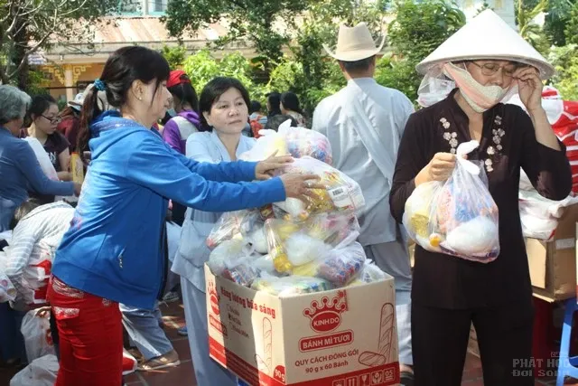 Tặng quà Tết Bính Thân cho hơn 800 người mù image-1731725975938