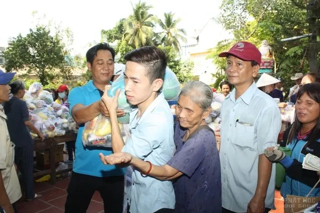 Tặng quà Tết Bính Thân cho hơn 800 người mù image-1731725976501