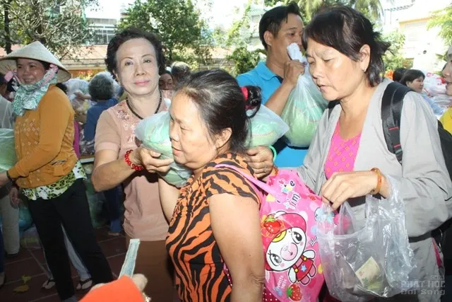 Tặng quà Tết Bính Thân cho hơn 800 người mù image-1731725977093