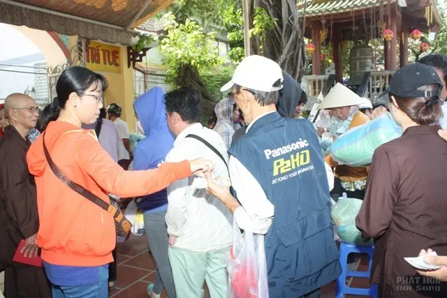 Tặng quà Tết Bính Thân cho hơn 800 người mù image-1731725977710