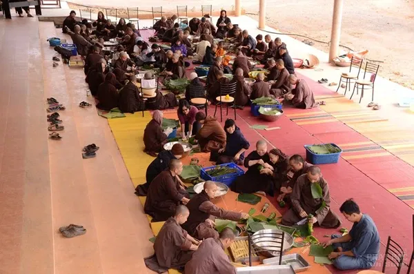 Tăng thân Làng Mai dựng cây nêu, gói bánh chưng đón Tết trên đất Thái image-1731932985982