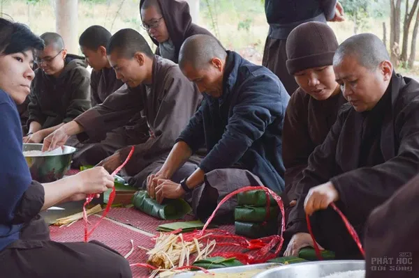 Tăng thân Làng Mai dựng cây nêu, gói bánh chưng đón Tết trên đất Thái image-1731932986631