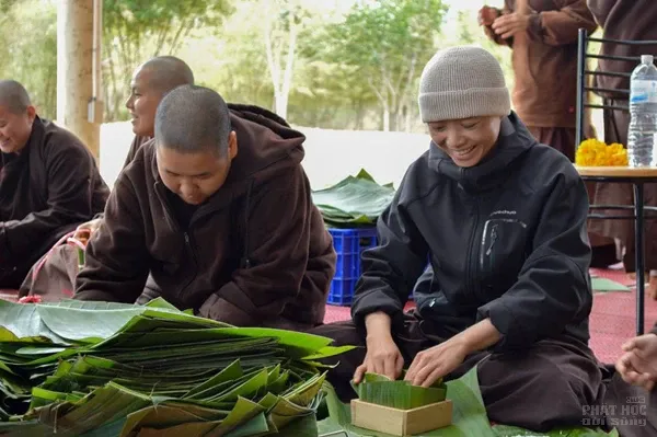 Tăng thân Làng Mai dựng cây nêu, gói bánh chưng đón Tết trên đất Thái image-1731932987259