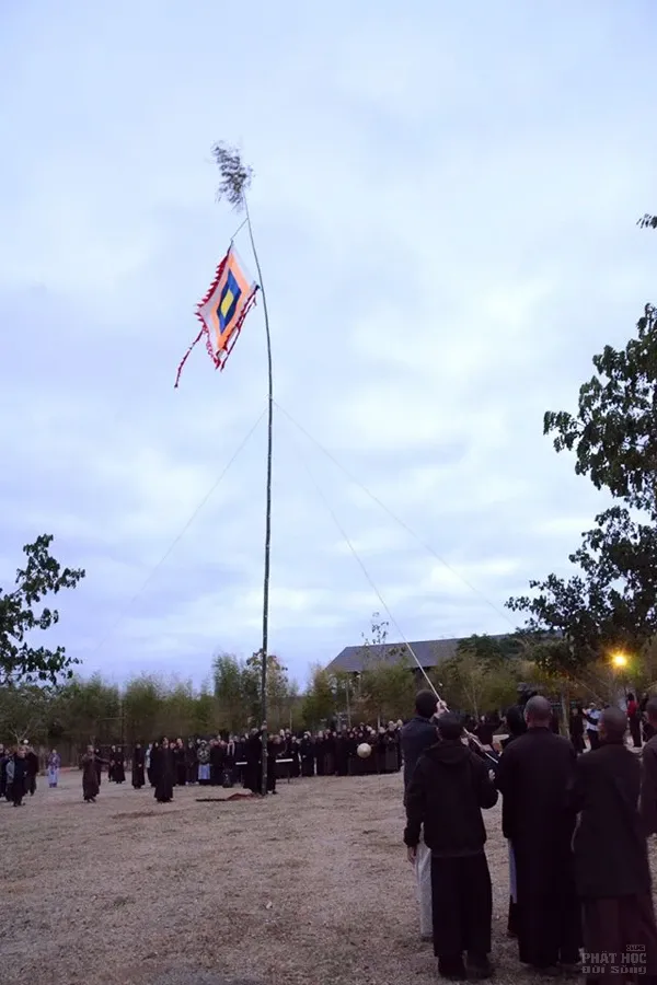 Tăng thân Làng Mai dựng cây nêu, gói bánh chưng đón Tết trên đất Thái image-1731932987893