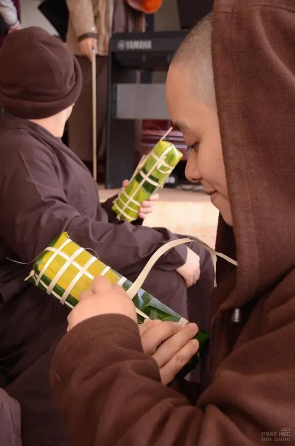 Tăng thân Làng Mai dựng cây nêu, gói bánh chưng đón Tết trên đất Thái image-1731932988636