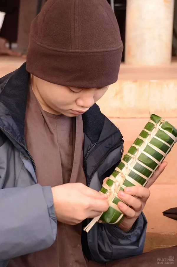 Tăng thân Làng Mai dựng cây nêu, gói bánh chưng đón Tết trên đất Thái image-1731932989458