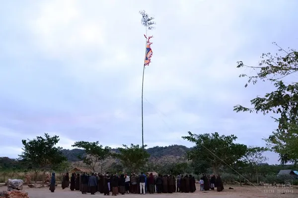 Tăng thân Làng Mai dựng cây nêu, gói bánh chưng đón Tết trên đất Thái image-1731932990338