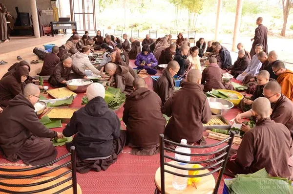 Tăng thân Làng Mai dựng cây nêu, gói bánh chưng đón Tết trên đất Thái image-1731932991111