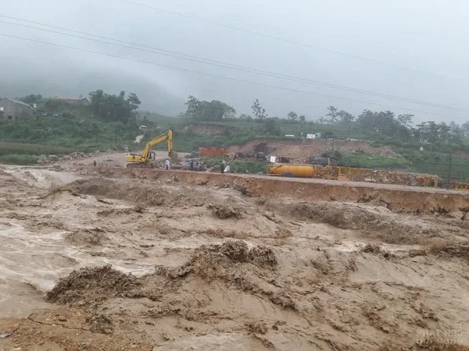 Tây Bắc ngập chìm trong mưa lũ, sạc lỡ, người chết, mất tích 13 Tây Bắc ngập chìm trong mưa lũ, sạc lỡ, người chết, mất tích image-1731944992747