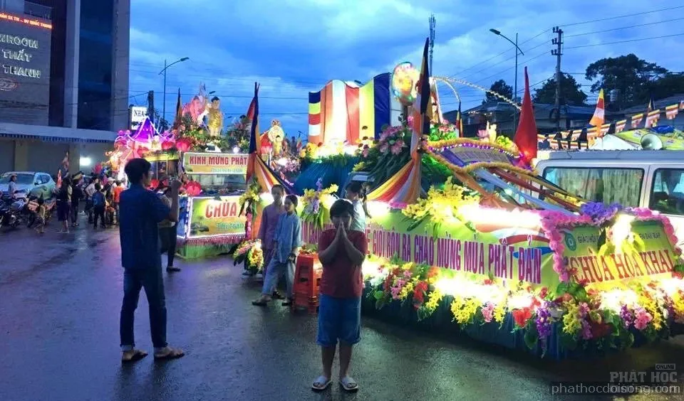 Tây nguyên Đăk Nông diễu hành xe hoa mùa Phật đản 2017 image-1731938091279