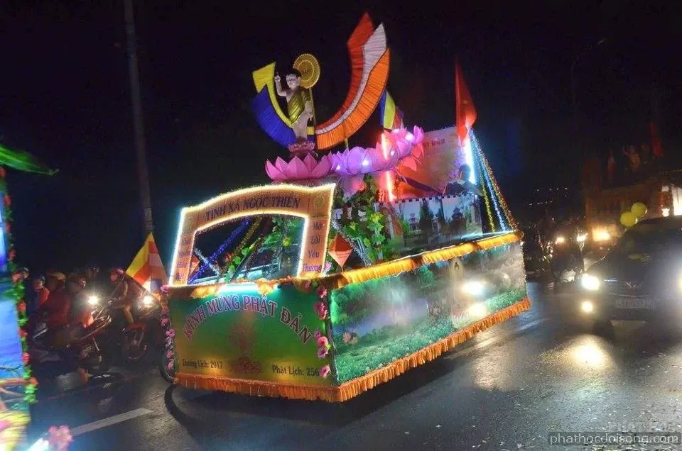 Tây nguyên Đăk Nông diễu hành xe hoa mùa Phật đản 2017 image-1731938092092