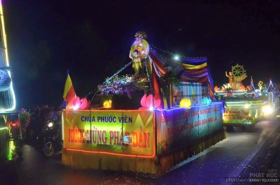 Tây nguyên Đăk Nông diễu hành xe hoa mùa Phật đản 2017 image-1731938093037