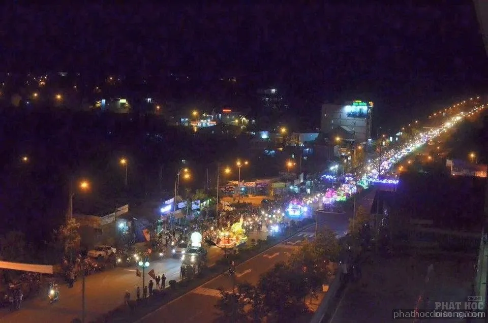 Tây nguyên Đăk Nông diễu hành xe hoa mùa Phật đản 2017 image-1731938093825