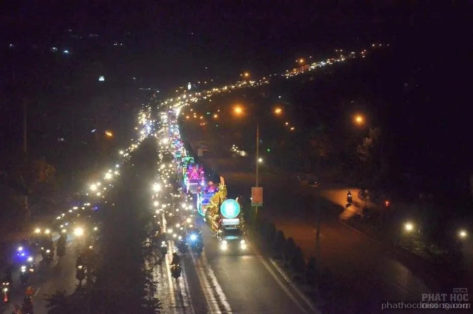 Tây nguyên Đăk Nông diễu hành xe hoa mùa Phật đản 2017 image-1731938094652