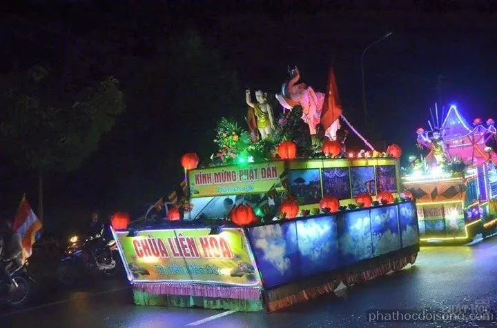 Tây nguyên Đăk Nông diễu hành xe hoa mùa Phật đản 2017 image-1731938095469