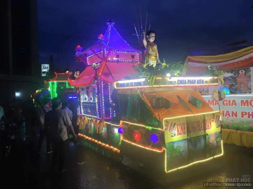 Tây nguyên Đăk Nông diễu hành xe hoa mùa Phật đản 2017 image-1731938096087