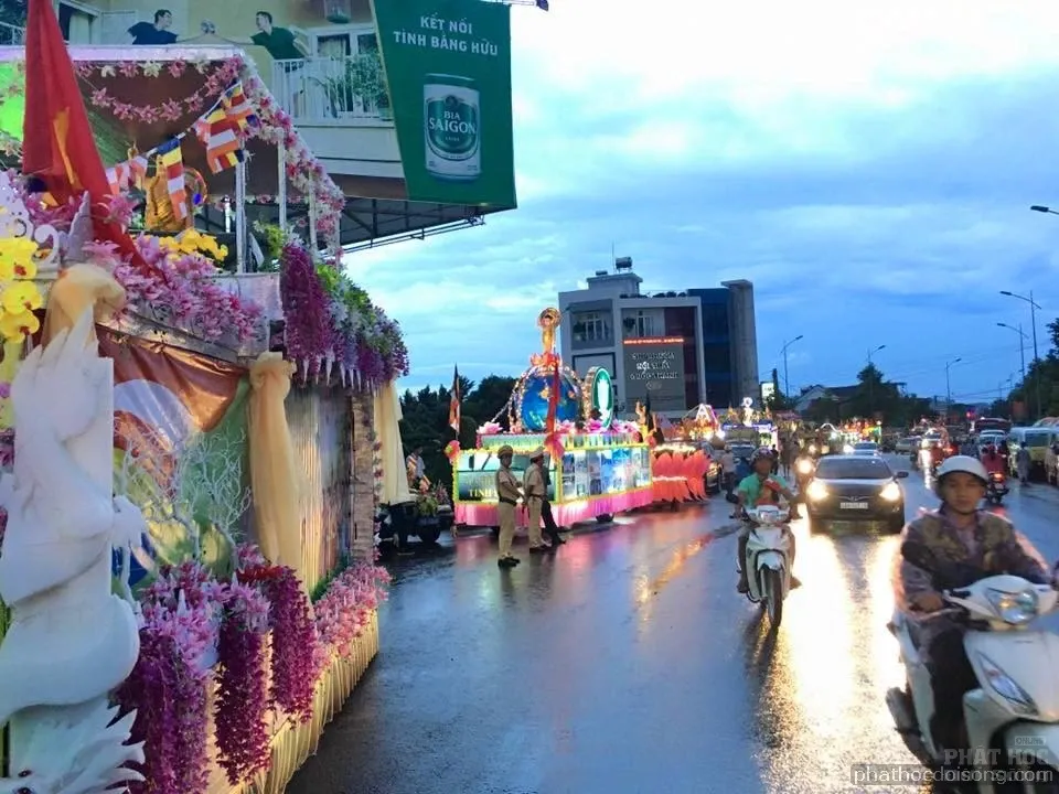 Tây nguyên Đăk Nông diễu hành xe hoa mùa Phật đản 2017 image-1731938097042